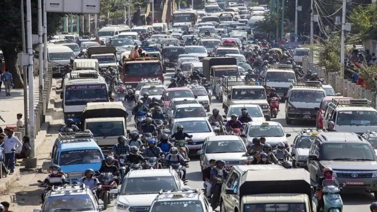 Mumbai traffic updates: Heavy traffic jam on Eastern and Western highways due to vehicle breakdowns