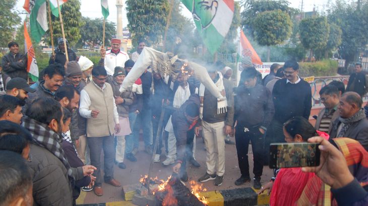 प्रियंका गांधी के बारे में अभद्र टिप्पणी पर रमेश विधूड़ी का पुतला जलाया