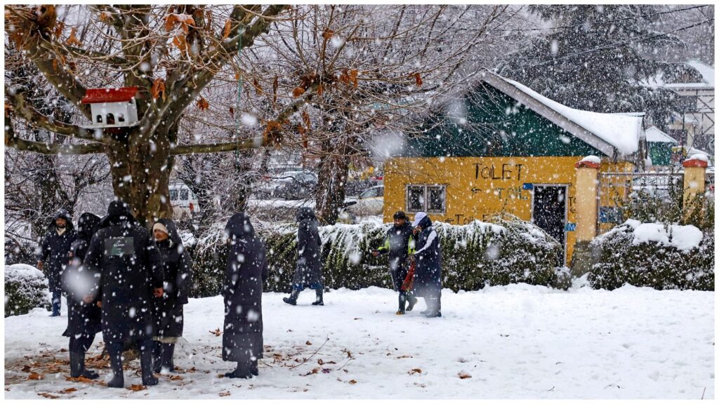 Weather Update: दिल्ली में हल्की बारिश के बाद ठंड बरकरार, कश्मीर में रात का तापमान बढ़ा; जानें मौसम का हाल